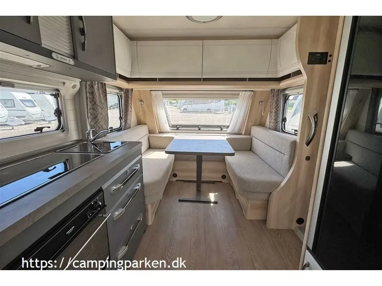Billede 3 - 2024 - Hobby De Luxe 495 WFB   Næsten ny med meget udstyr, mover og tagmonteret markise. Ny pris over kr. 330.000