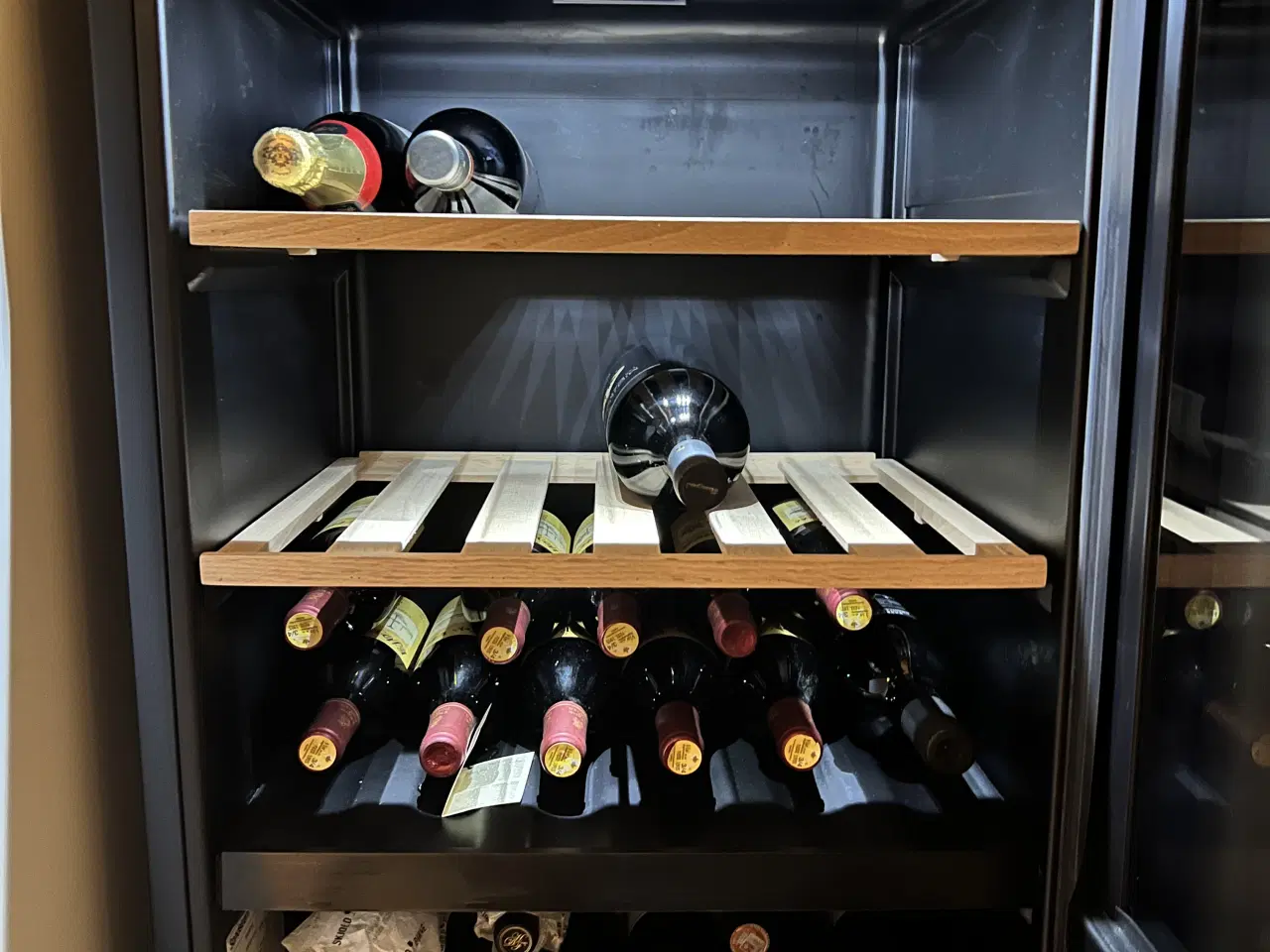 Billede 2 - 2 zone vinkøleskab - Sandstrøm(Elgiganten)