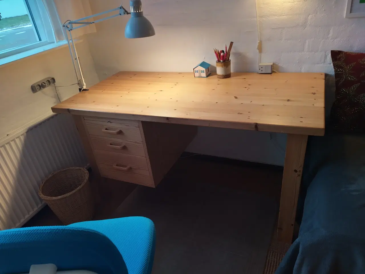 Billede 1 - Skrivebord i massivt fyrretræ sælges