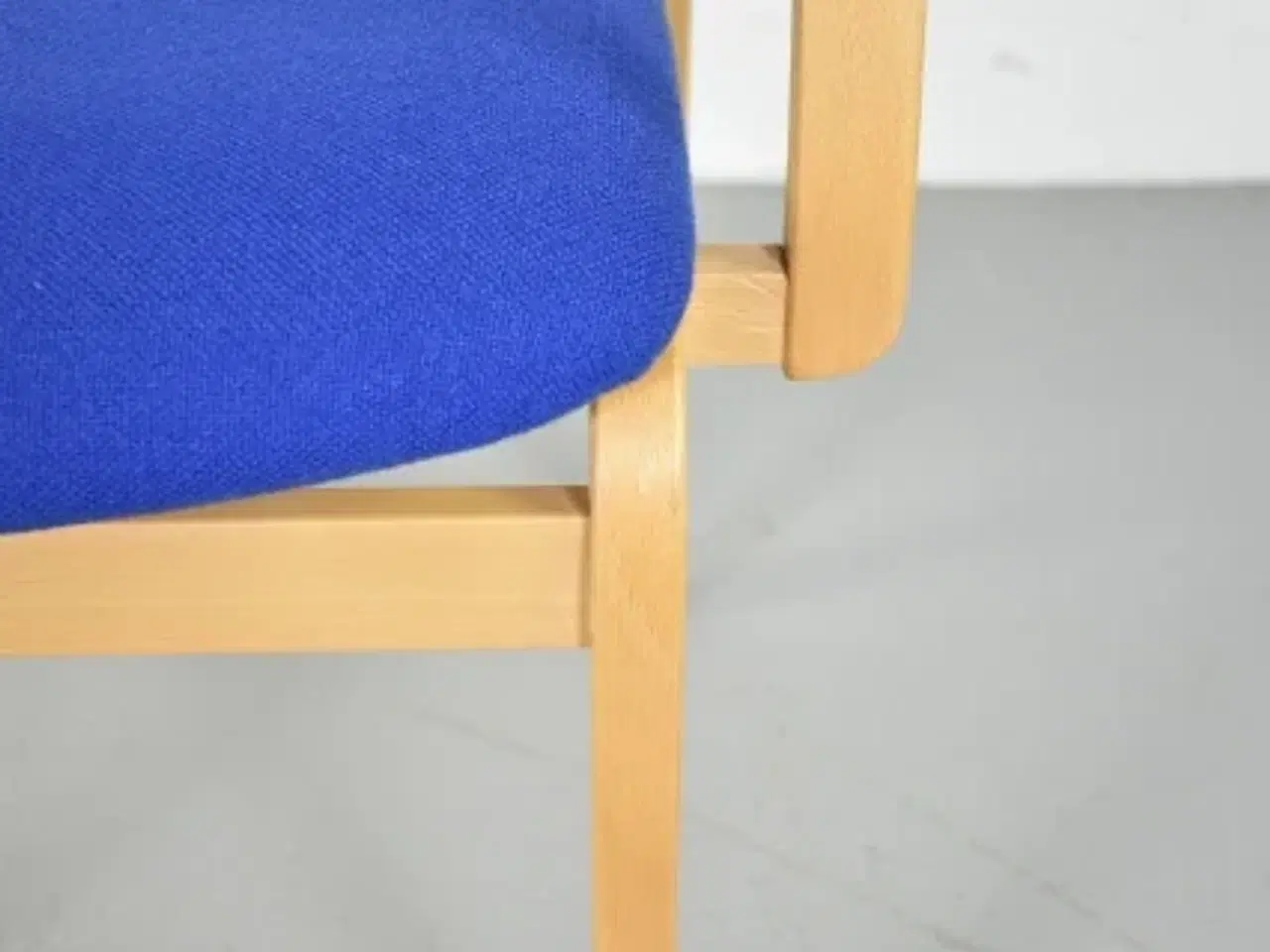 Billede 8 - Farstrup konference-/mødestol i bøg med blåt polster, med armlæn