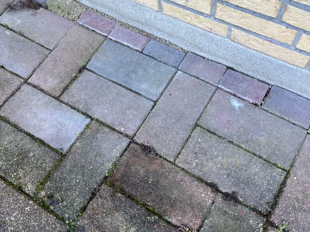 Billede 1 - Knækfliser, betonfliser 40x60 og røde fliser. 