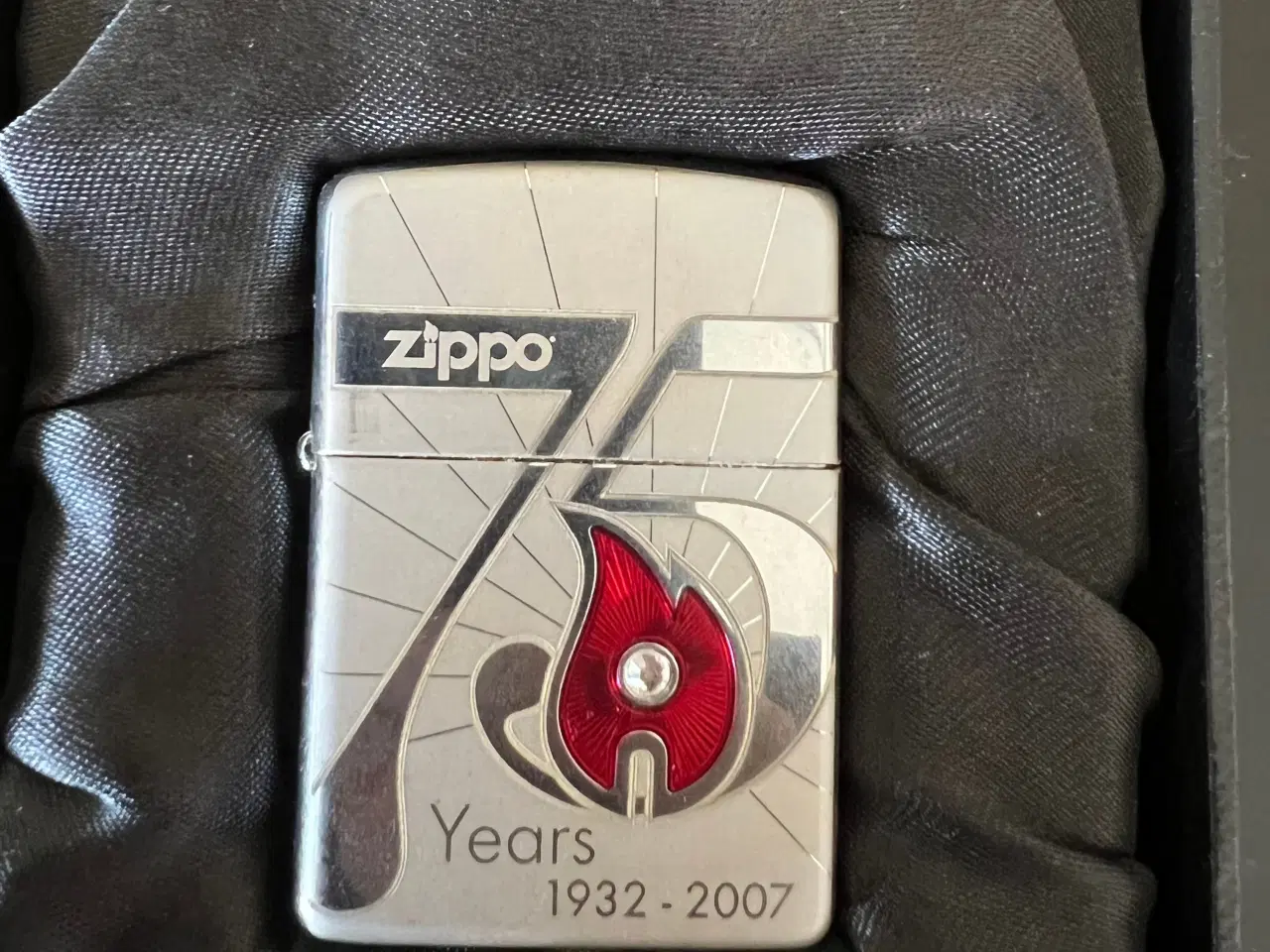 Billede 3 - Zippos 75 års jubilæums lighter  