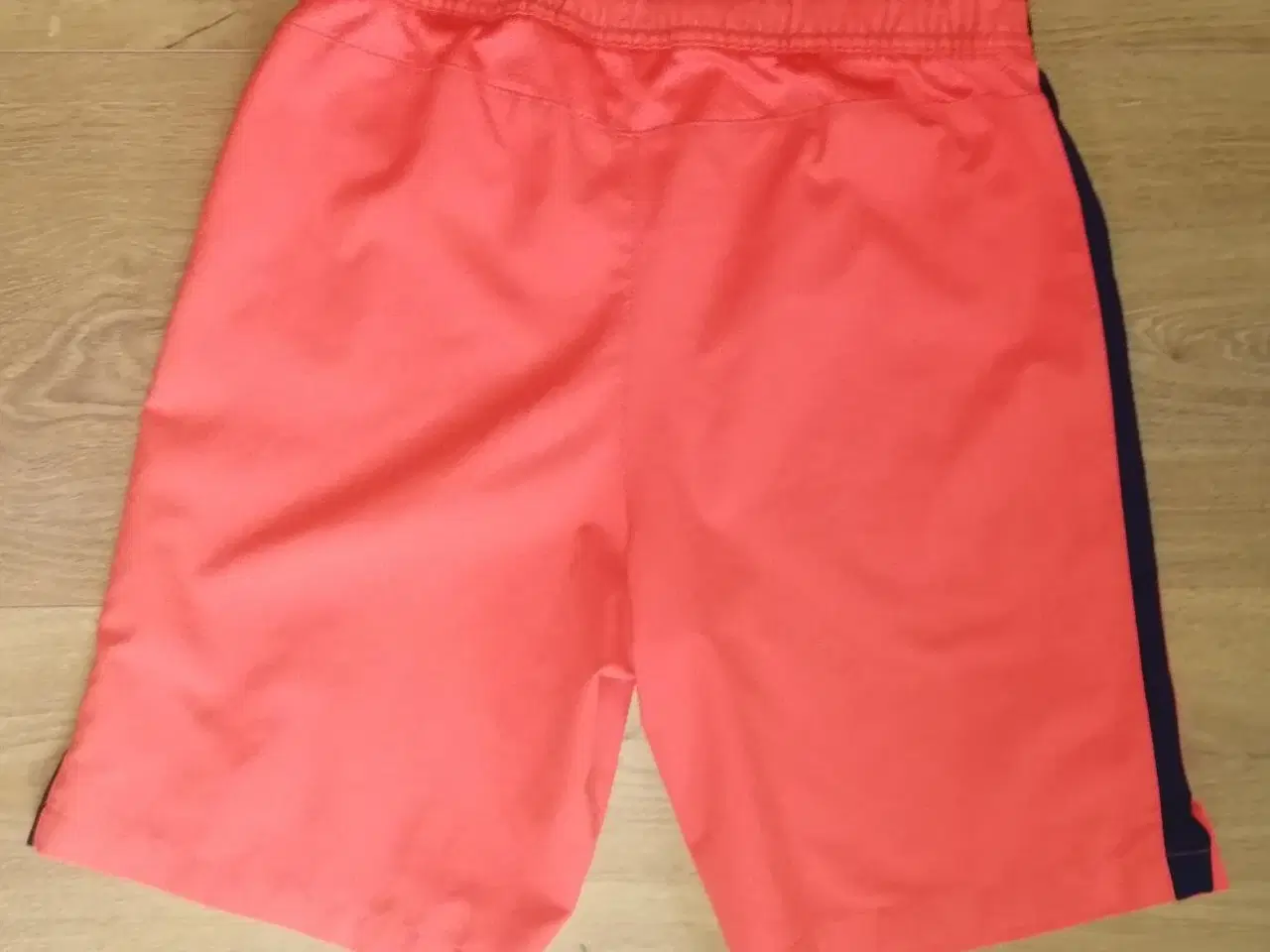 Billede 2 - FC BARCELONA SHORTS, STR. L, I FLOT STAND