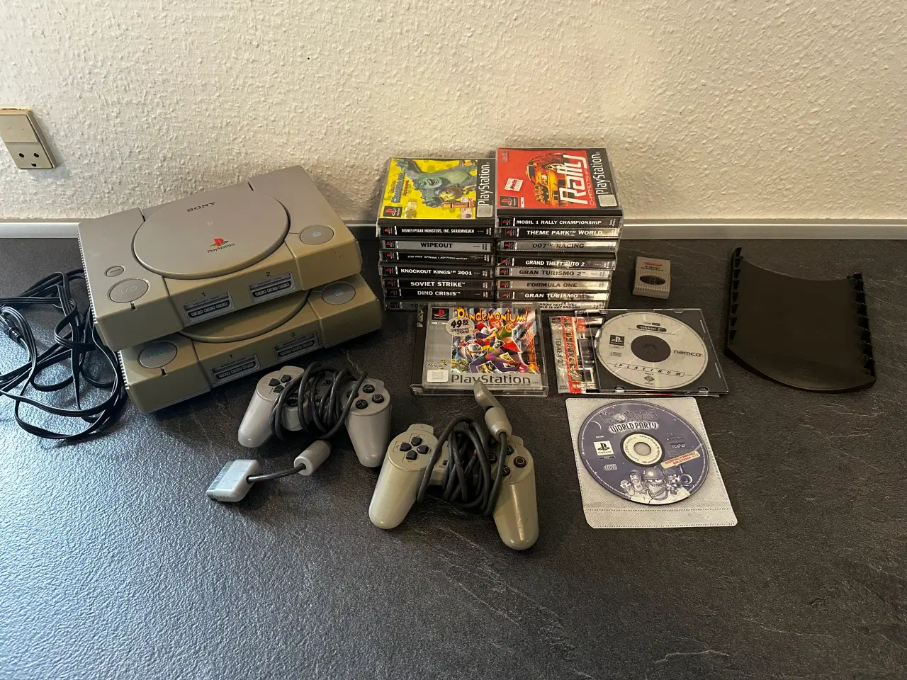 Billede 1 - Playstation 1 pakke med 2 maskiner og 20 spil