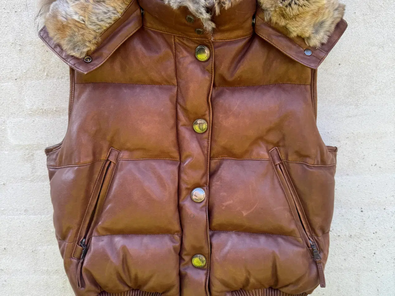 Billede 1 - Parajumpers lædervest med pelshætte