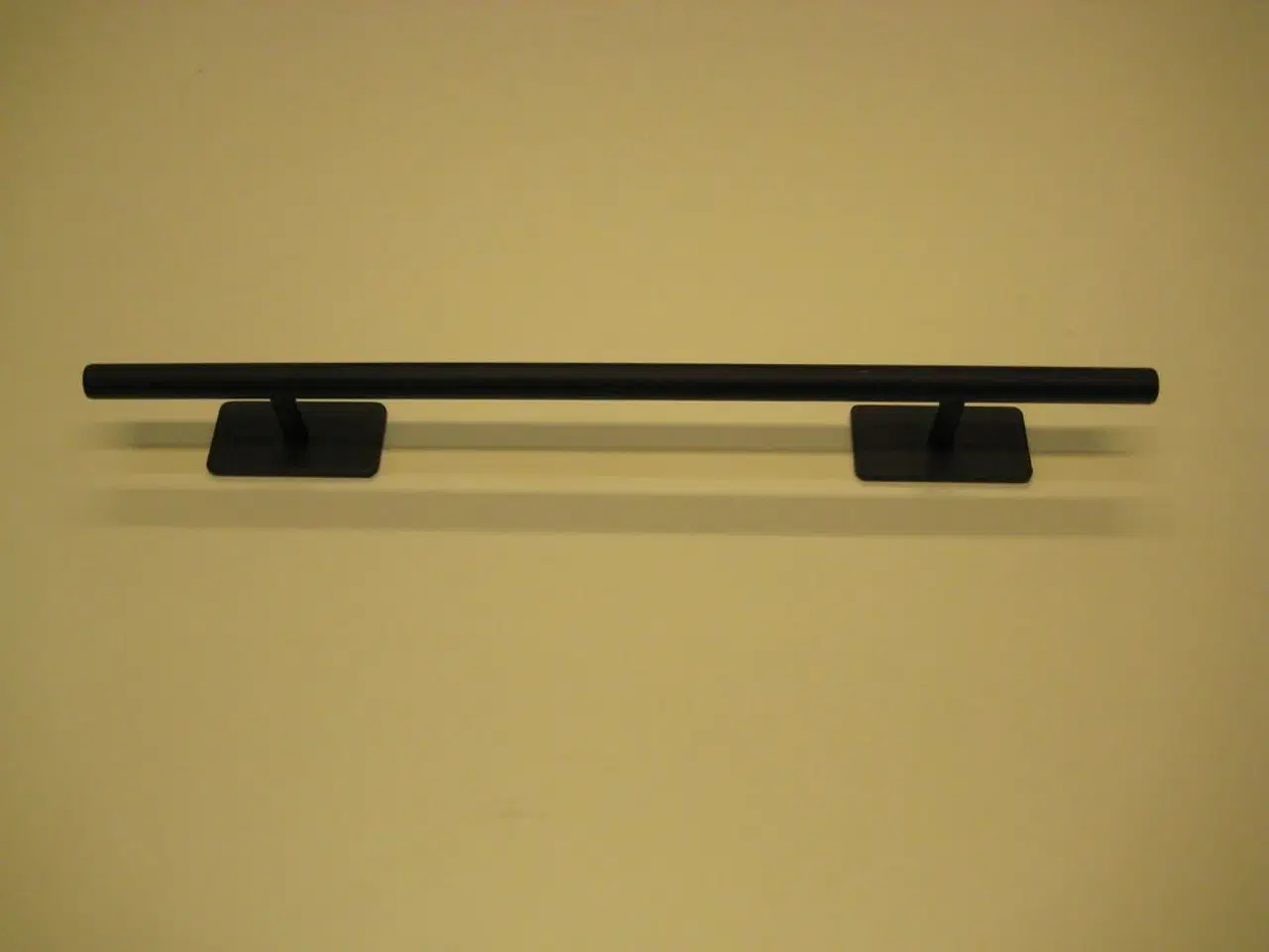 Billede 1 - 90 stk. sorte metalgreb. Hulafstand 22,2 cm. Total længde: 35 cm