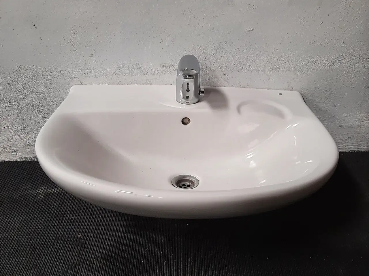 Billede 1 - Ifö håndvask med sensor armatur 570 x 445mm