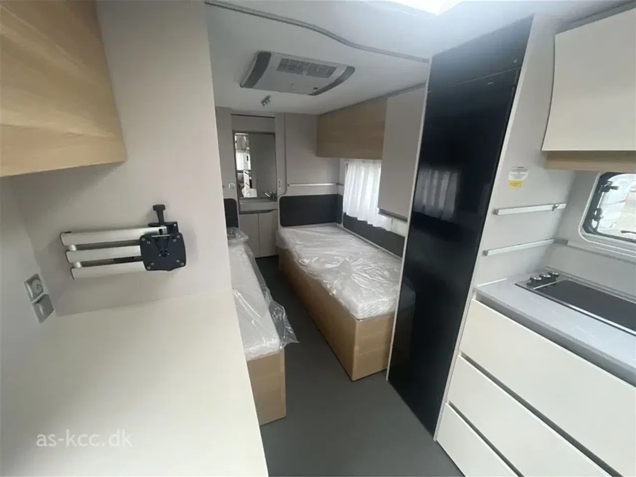 Billede 5 - 2024 - Adria Adora 572 UT   Adria Adora 572 UT Kampagnevogn årgang 2024 med enkeltsenge 4 sovepladser, 5 siddepladser
