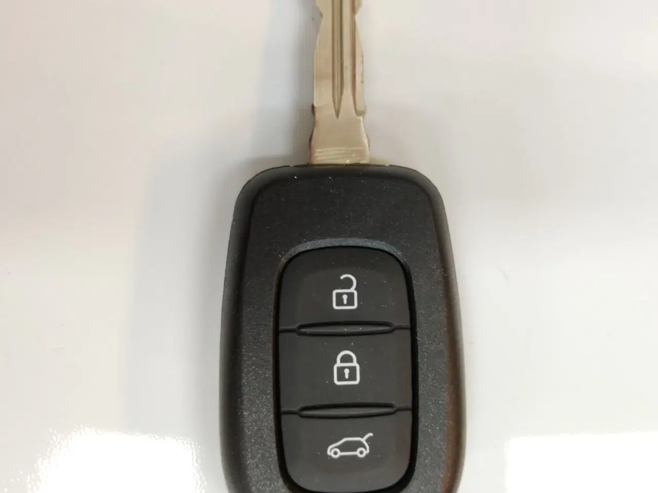 Billede 1 - Dacia fjernbetjenings nøgle for Dacia Duster , Sandero , Dokker mv. Ny model.