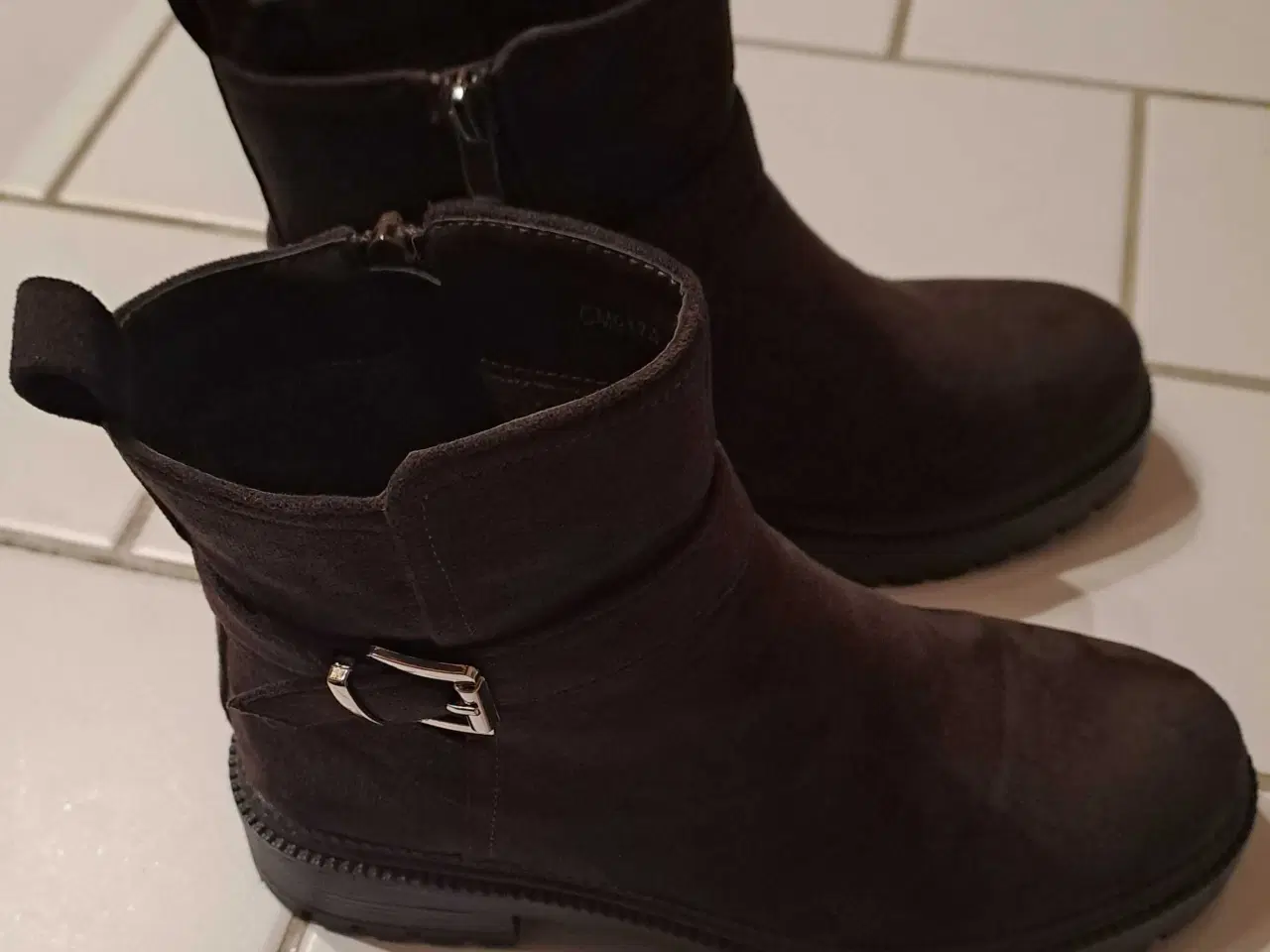 Billede 2 - Ny ankelstøvle i mørkebrun ruskind str 38