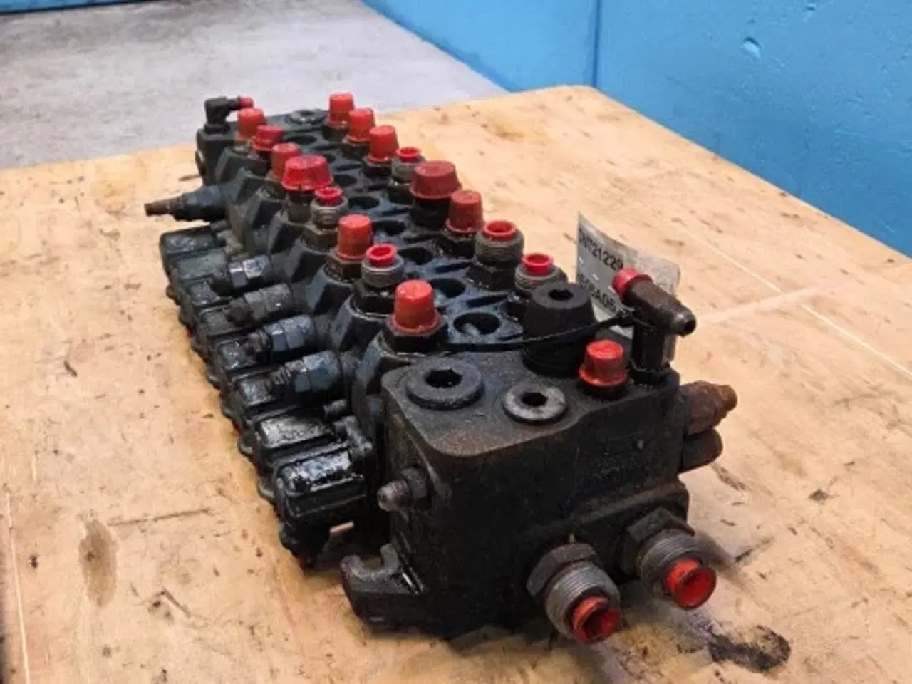 Billede 11 - New Holland LB115B Hydraulikventil 87305216