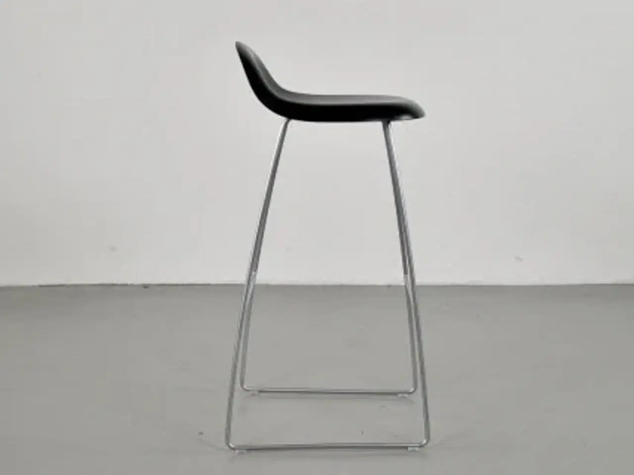 Billede 2 - Gubi barstol i sort på stel i mat stål