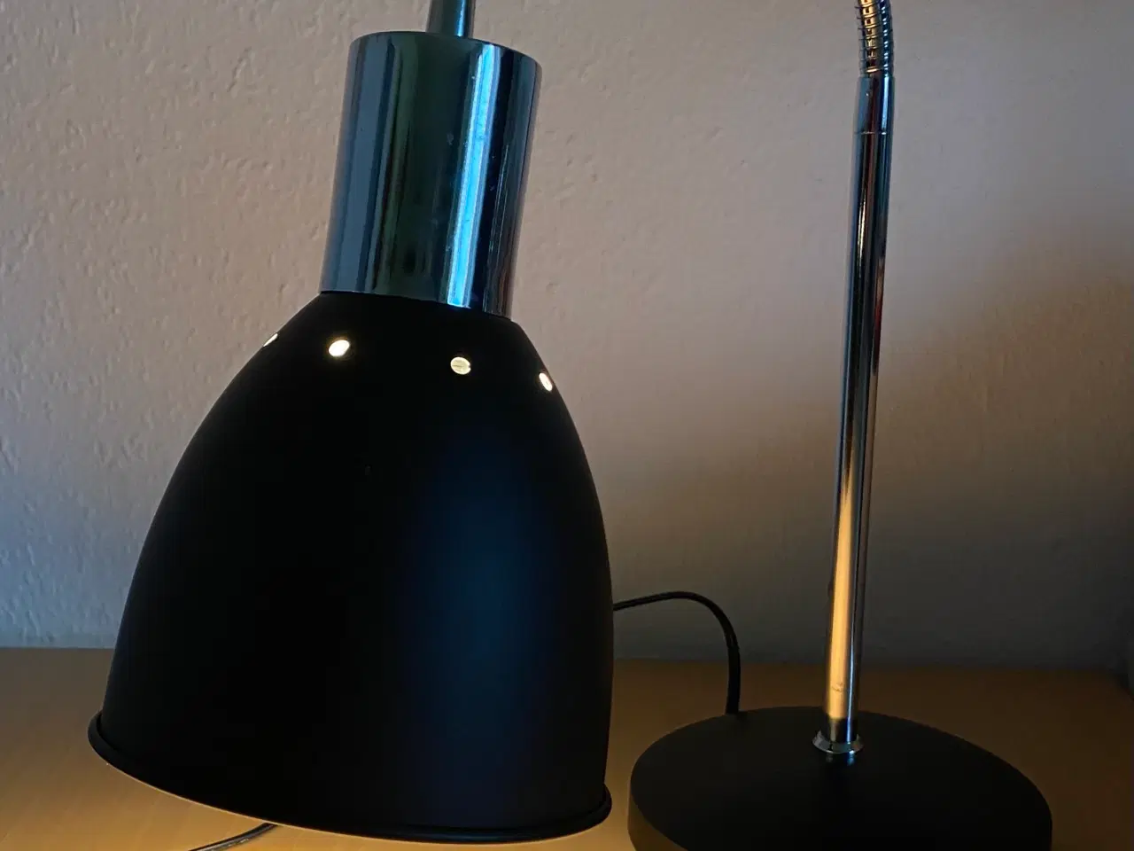 Billede 3 - Sort bordlampe fra Home Collection