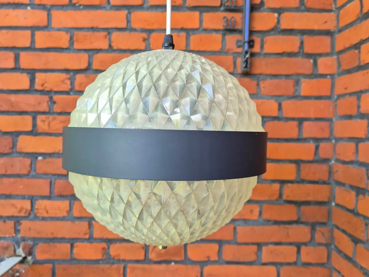 Billede 2 - Sjælden kuglelampe i plast med mavebælte i metal