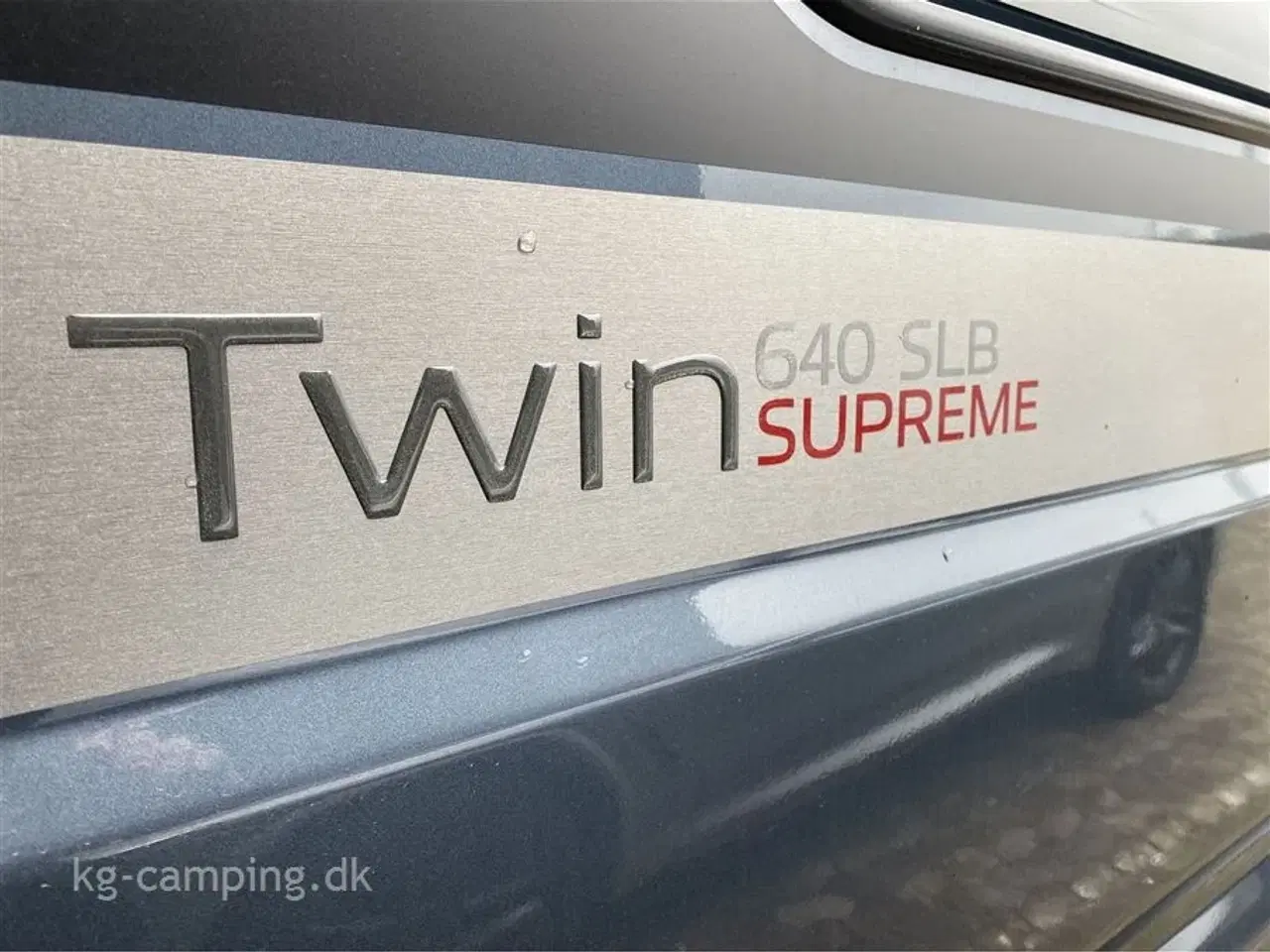 Billede 2 - 2023 - Adria Twin Supreme 640 SLB   Adria TWIN Supreme 640 SLB hvor alle de attraktive tilbehørs-krydser er vinget af.