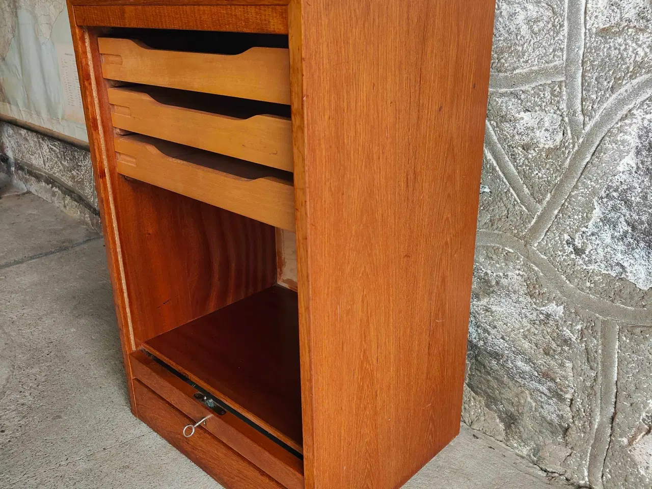 Billede 5 - Lille fin jalousiskab i teaktræ med udtræksskuffer