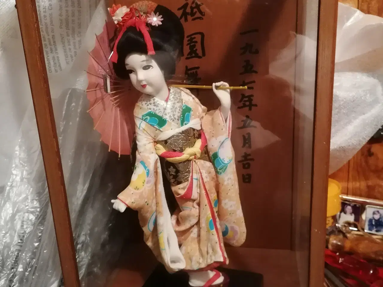 Billede 1 - Japansk dukke i montre