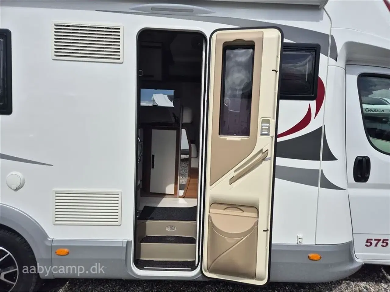 Billede 5 - 2022 - Elnagh Baron 575   Markise. solcelle. lithium batteri. inverter. cykelstativ. undervognsbehandlet. LPG fyldegas. Fuld service. 5 selepladser. Kun 41,000 km.