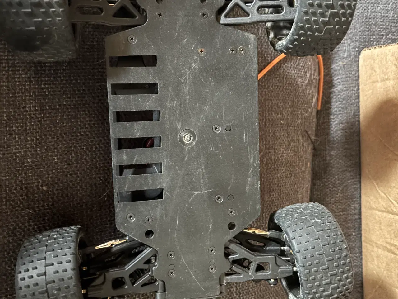 Billede 8 - 2 chassis til fjernstyret hobby sælges samlet 