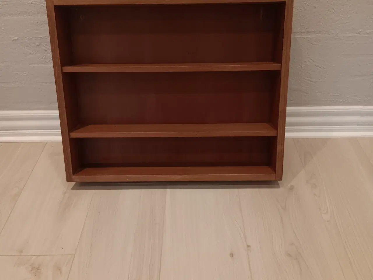 Billede 2 - Hylde-skab i teaktræ