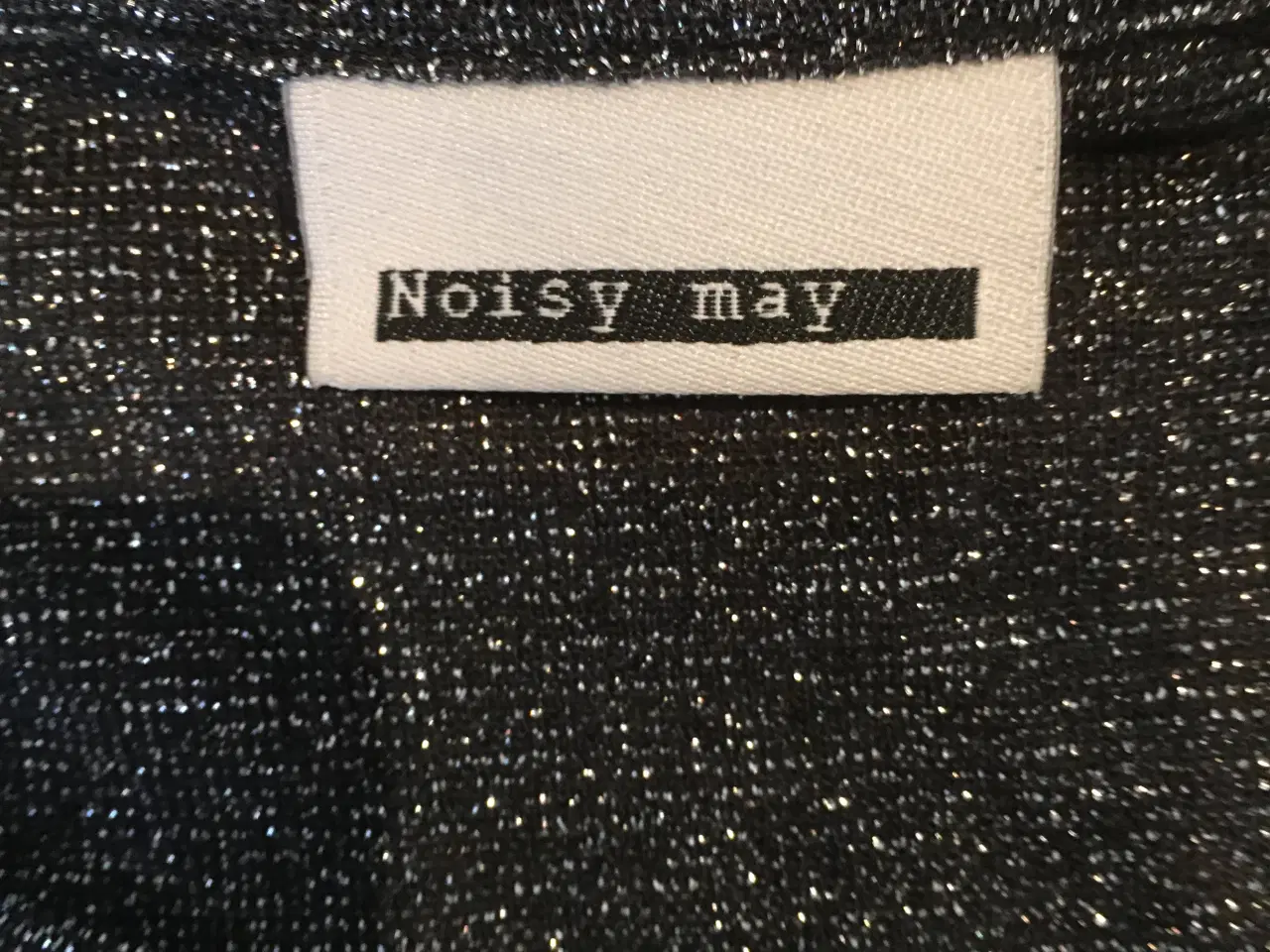 Billede 1 - NY Noisy May bluse i sort og sølv