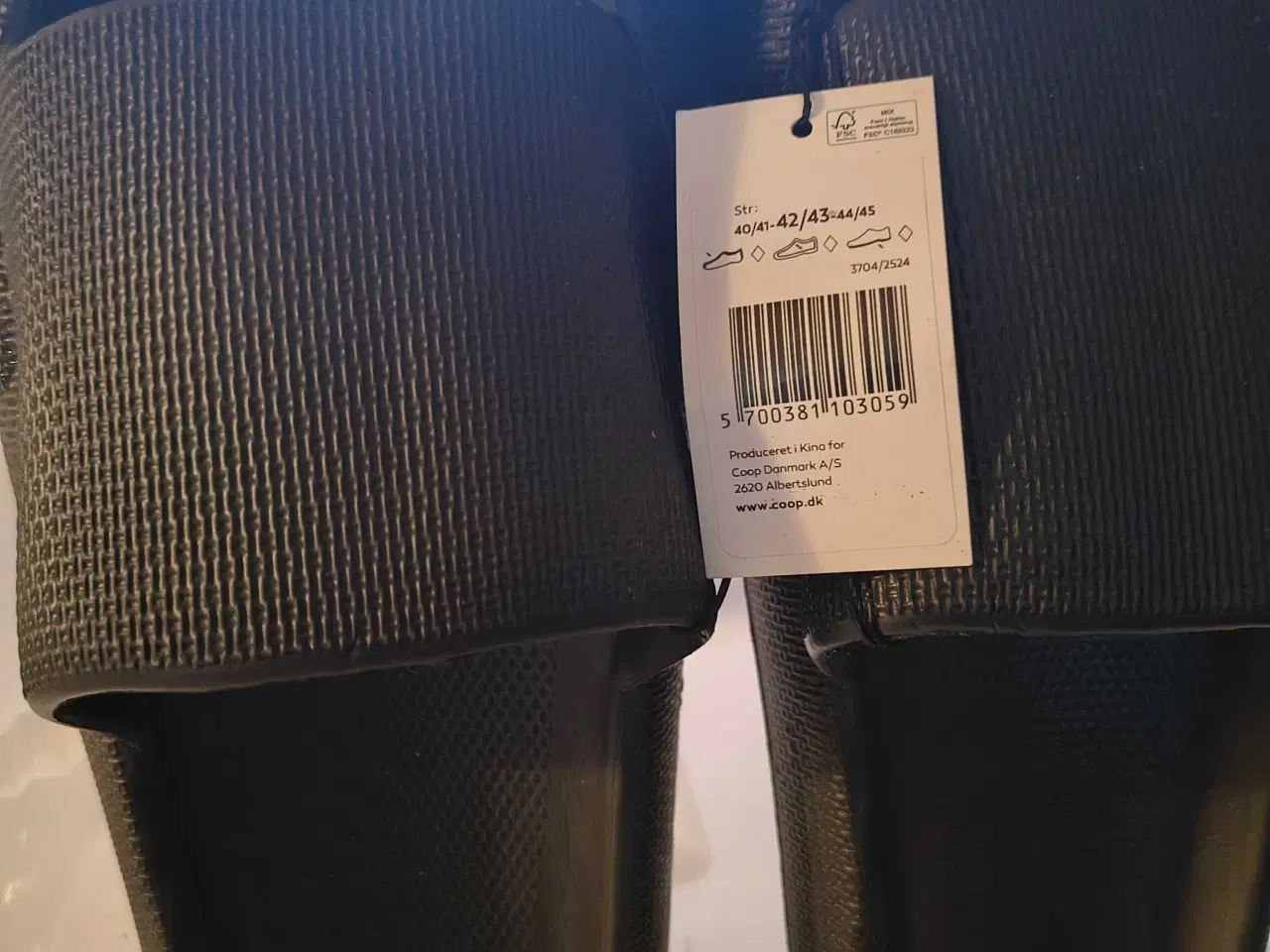 Billede 2 - Glogs sorte plastic sandaler.