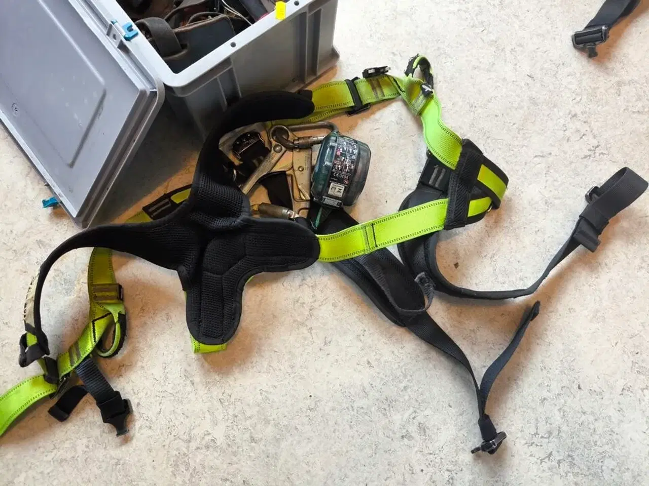 Billede 2 - Kasse m. sikringsgrej samt div.