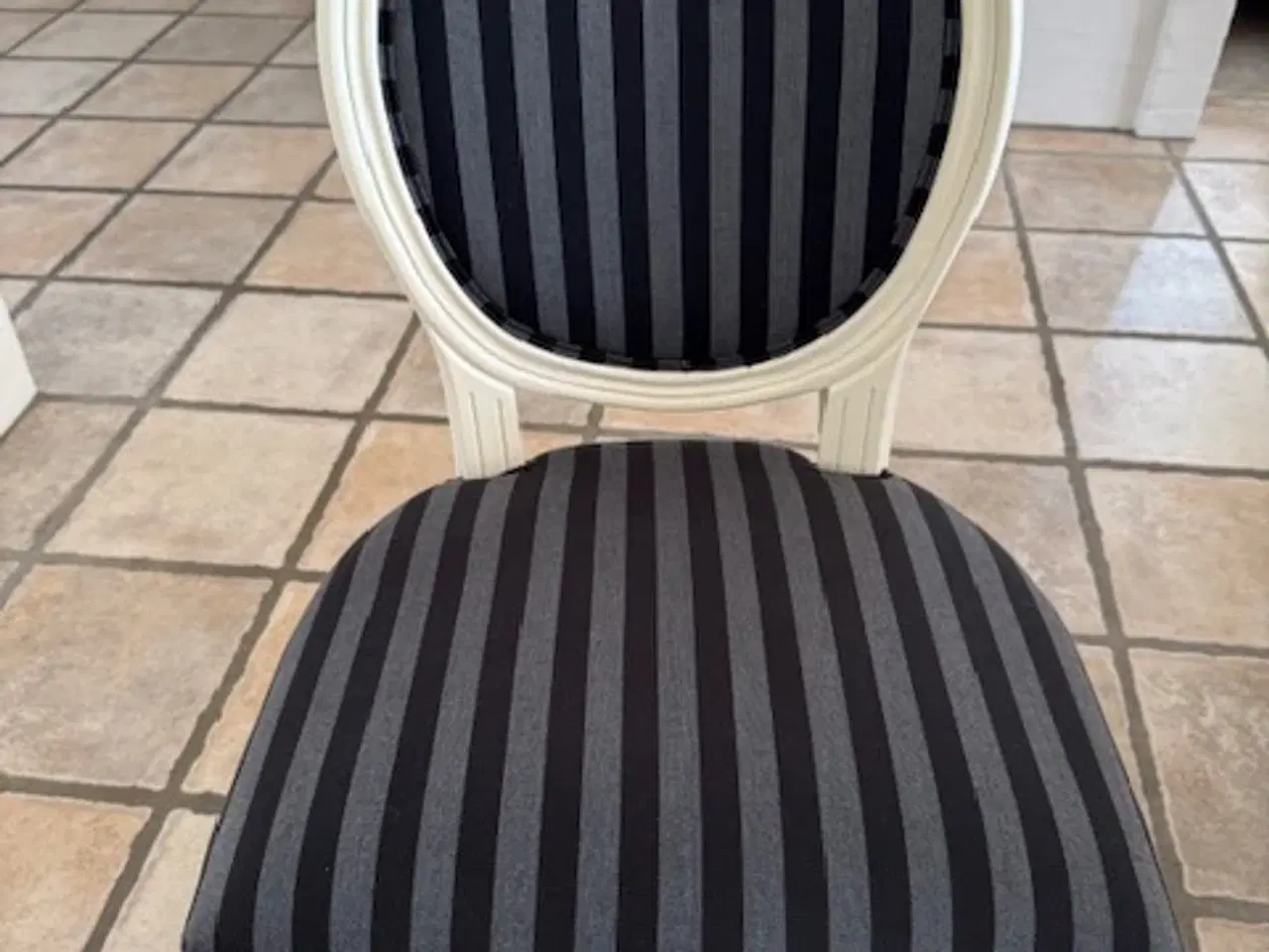 Billede 2 - 6 stk. Hvide stole til spisebord