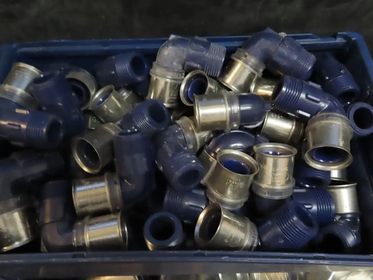 Billede 7 - Palle med div. Kuglehaner og fittings