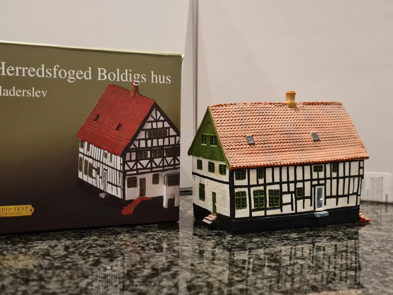 Billede 1 -  Trip Trap miniature huse. Herrefoged Boldigs hus,