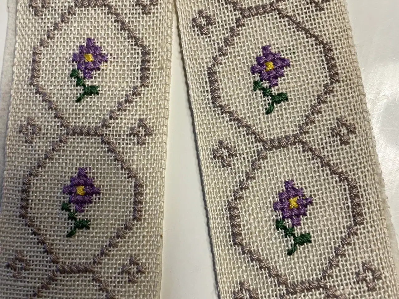 Billede 2 - Broderet bakkebånd.