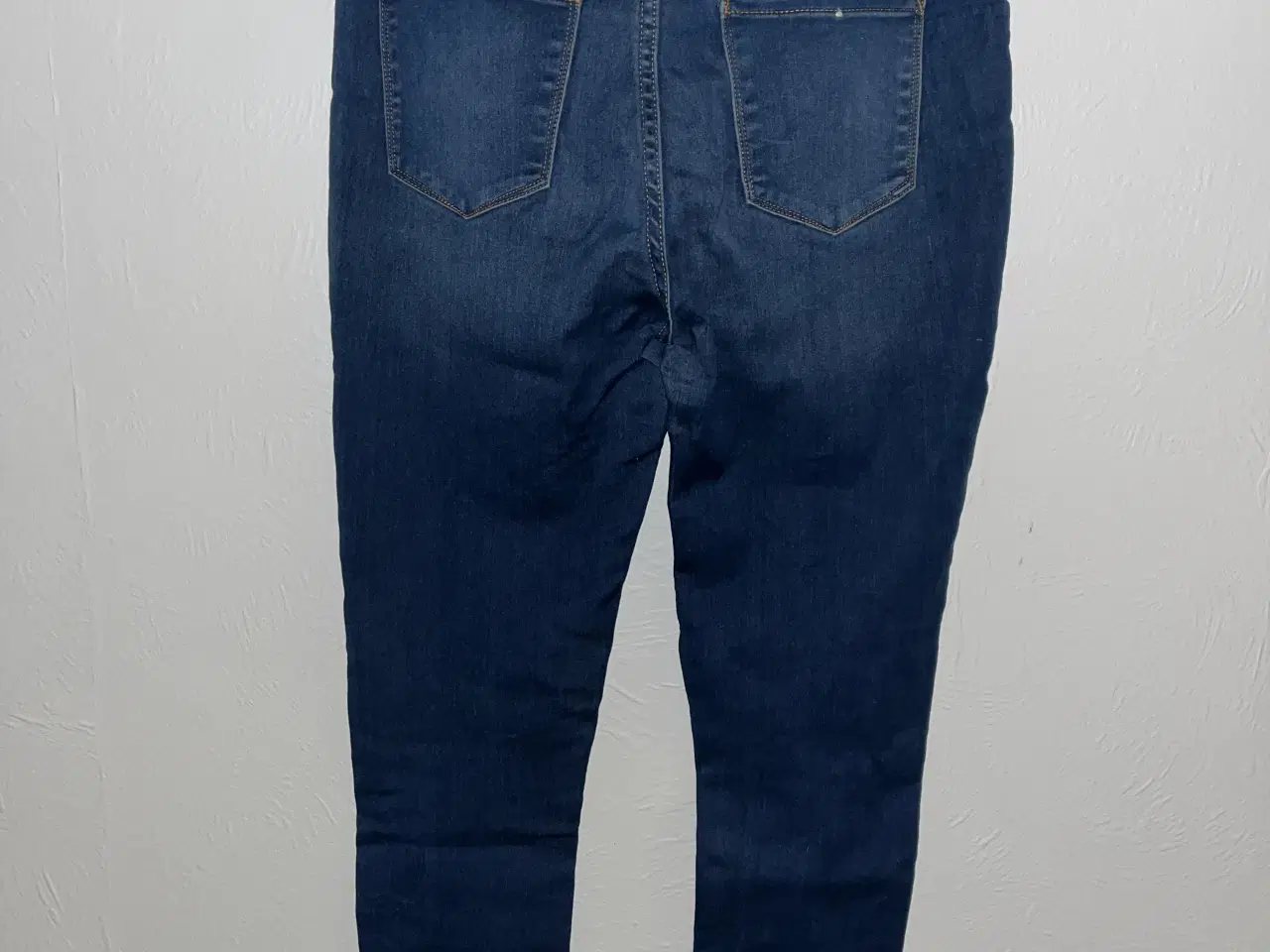 Billede 2 - PIECES cowboybukser med stræk - str. L