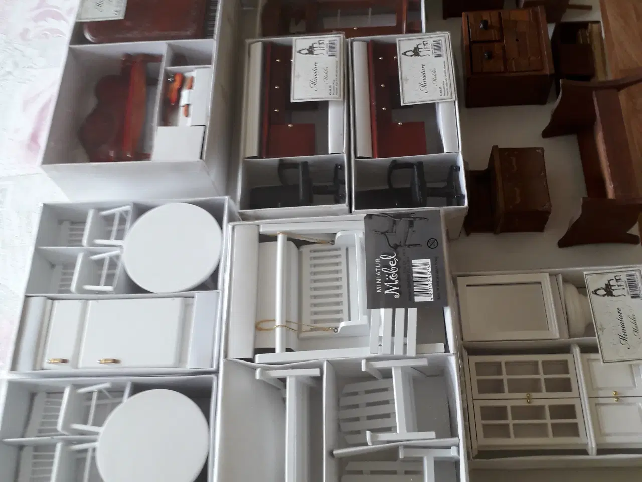 Billede 4 - Dukkehusmøbler - Miniature Samling med tilbehør.