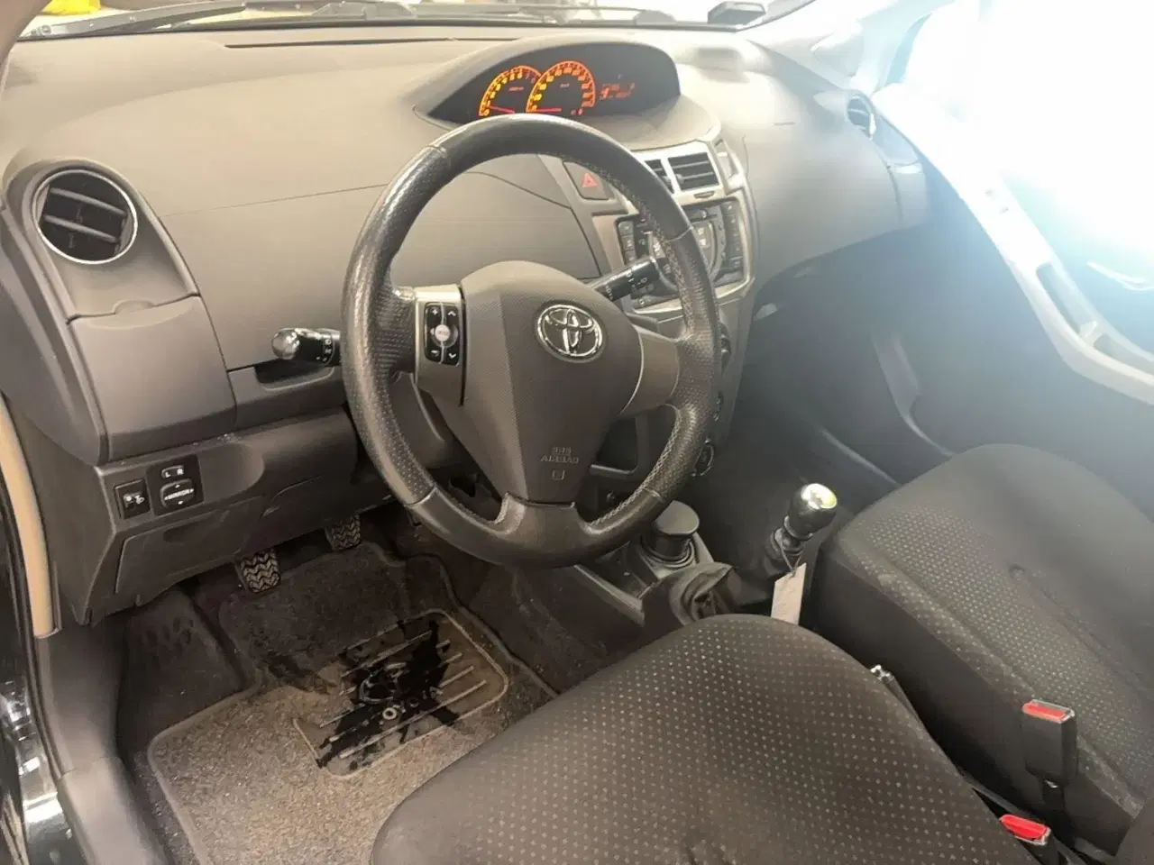 Billede 8 - Toyota Yaris 1,3 Man.6, 5D. 99HK 5d