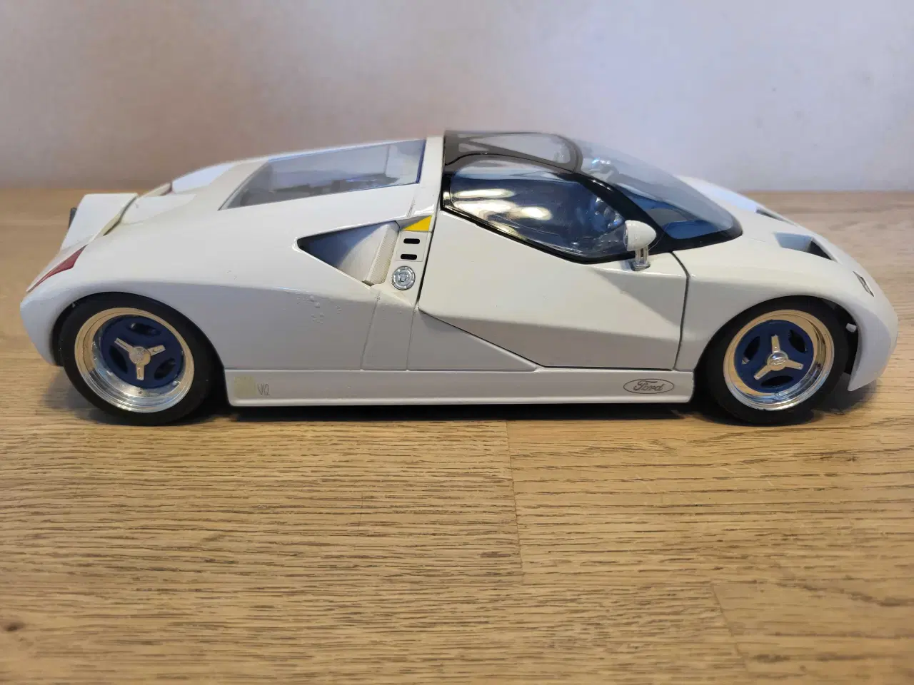 Billede 2 - Modelbil: FORD GT90 1995.  Skala 1/18.