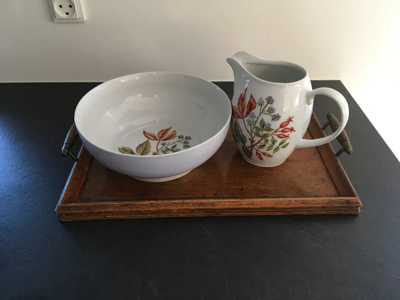 Billede 3 - Håndmalet skål og kande  i porcelæn med flot motiv