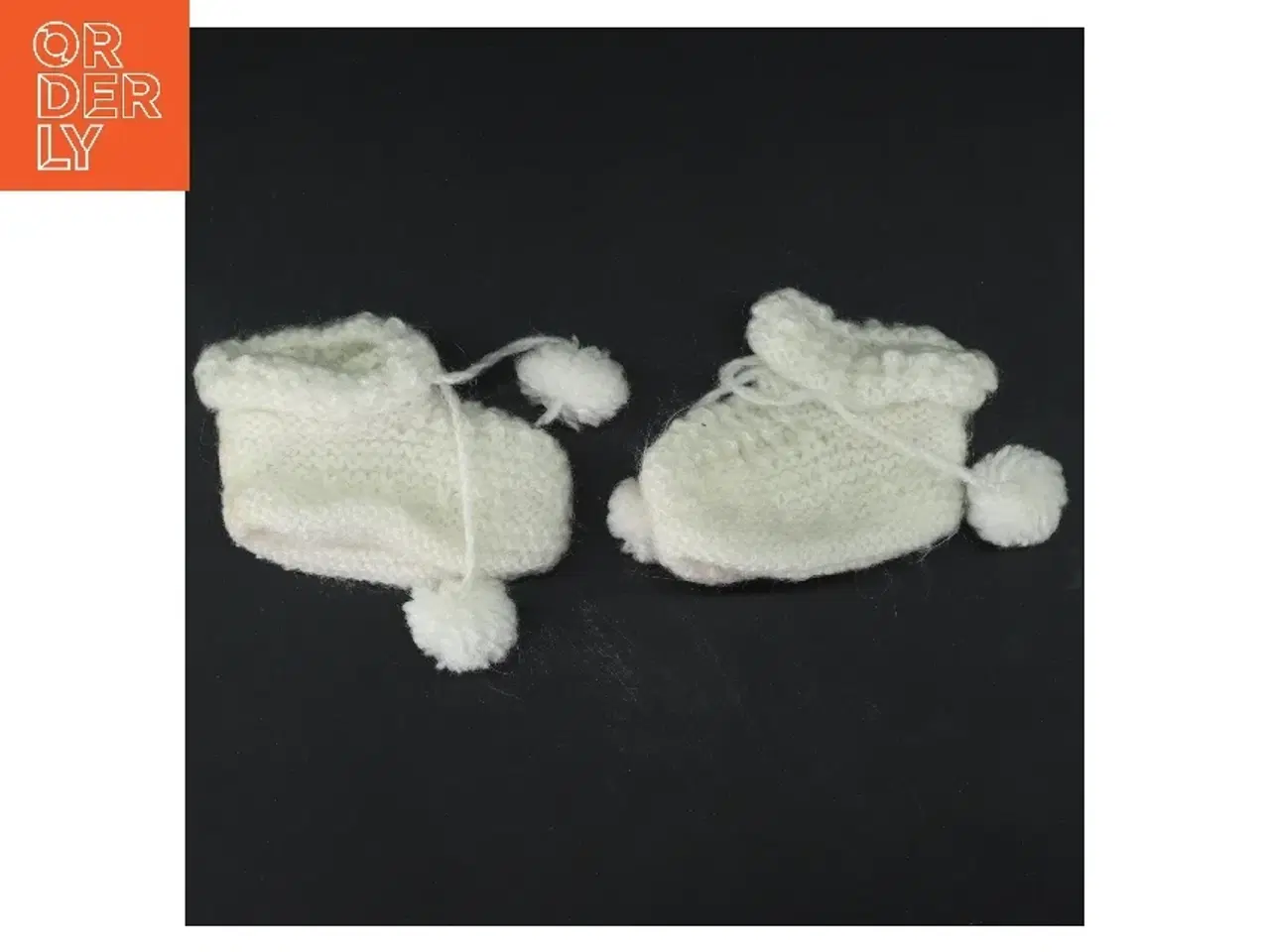 Billede 1 - Strikkede babystøvler med kvaster (str. 10 cm)