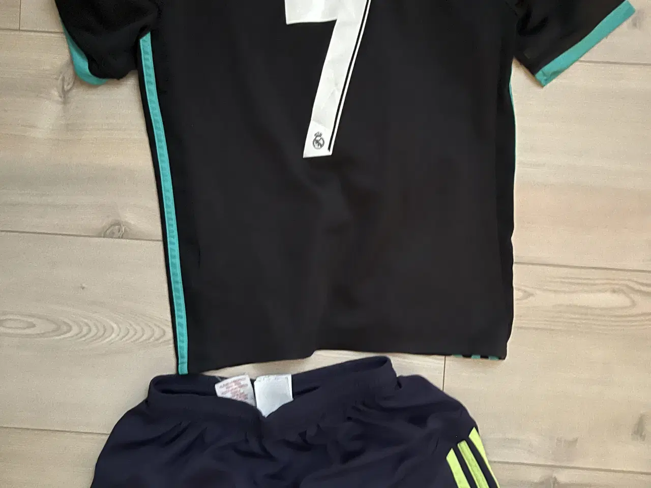 Billede 18 - Fodboldtrøjer i Børnestørrelser 