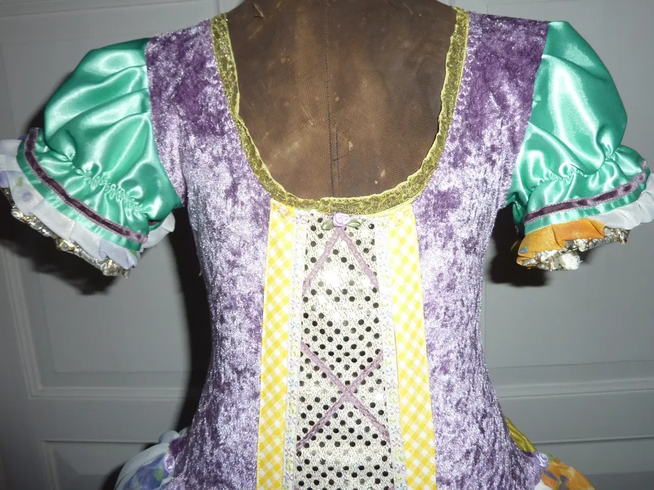 Billede 2 - Prinsessekjole til leg & udklædning. Str. 4-7 år.