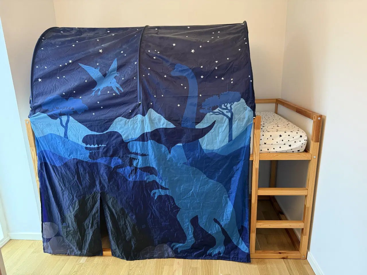 Billede 2 - Halvhøj seng sælges med madras og 2sengetelte