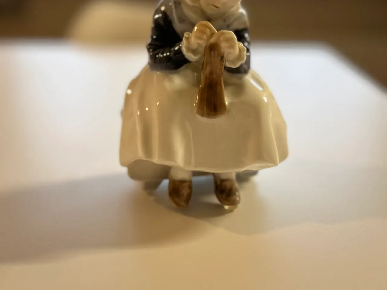 Billede 1 - Amagerpige siddende med strikketøj