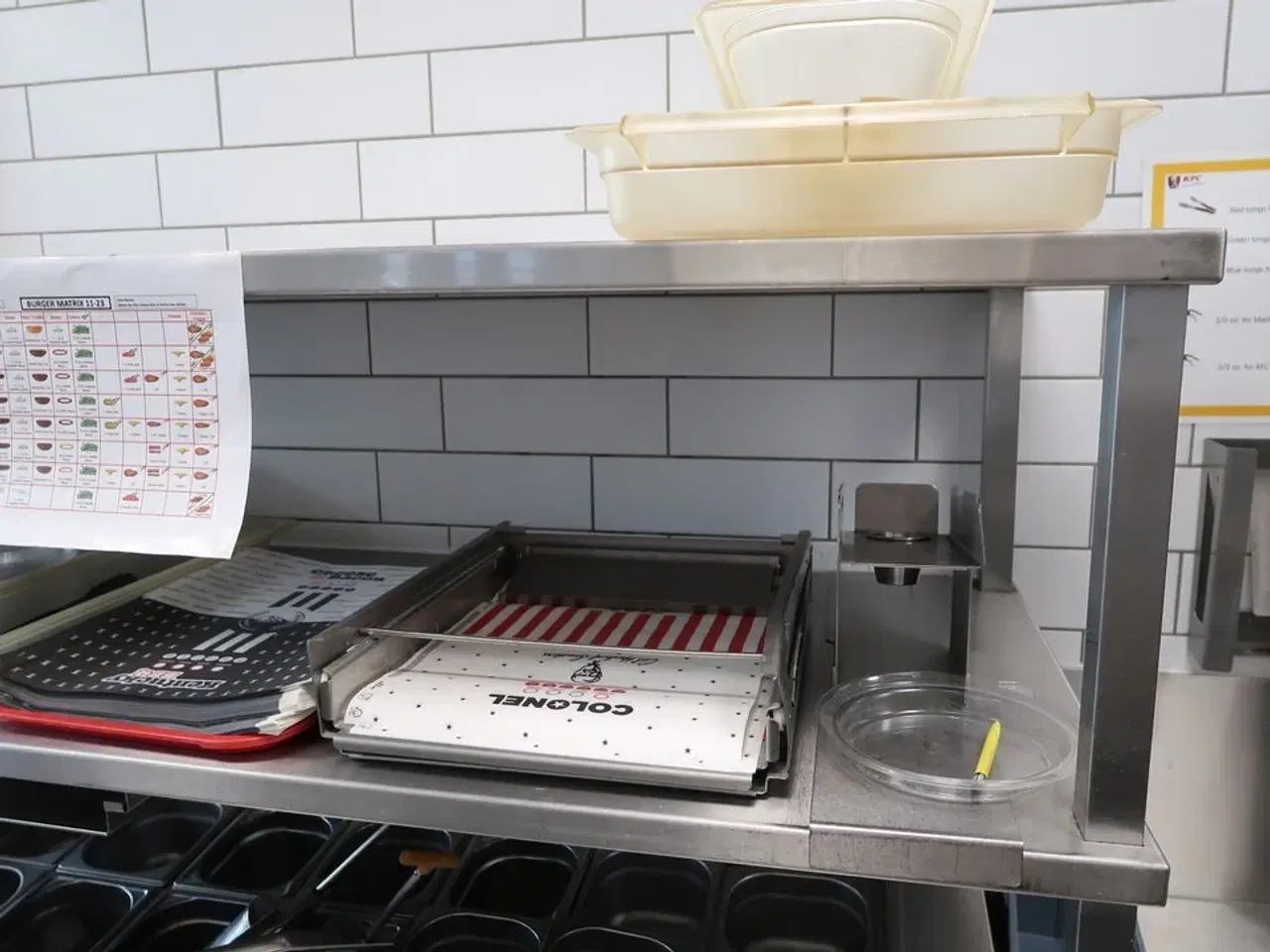 Billede 2 - Rustfri stålbord med køleenhed samt indhold