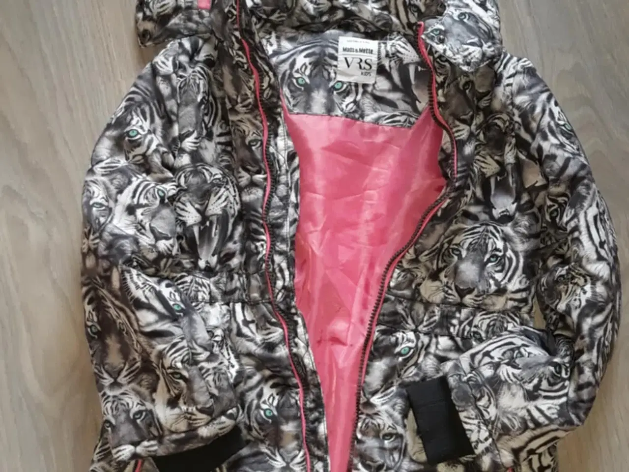 Billede 10 - flyvedragt og jakke til pige 2 - 10 år