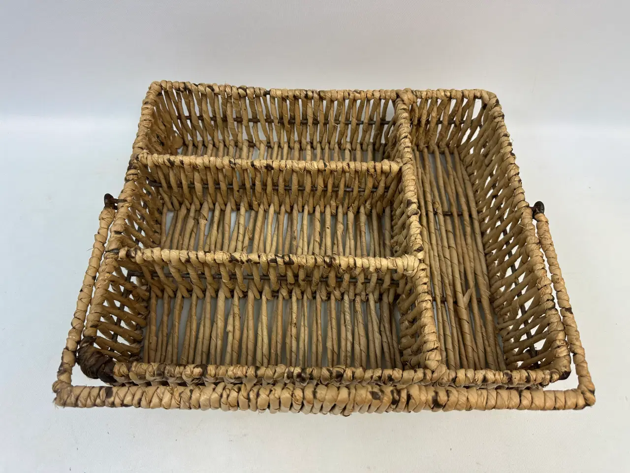 Billede 3 - Retro kurv m. flet og hank, rum inddelt