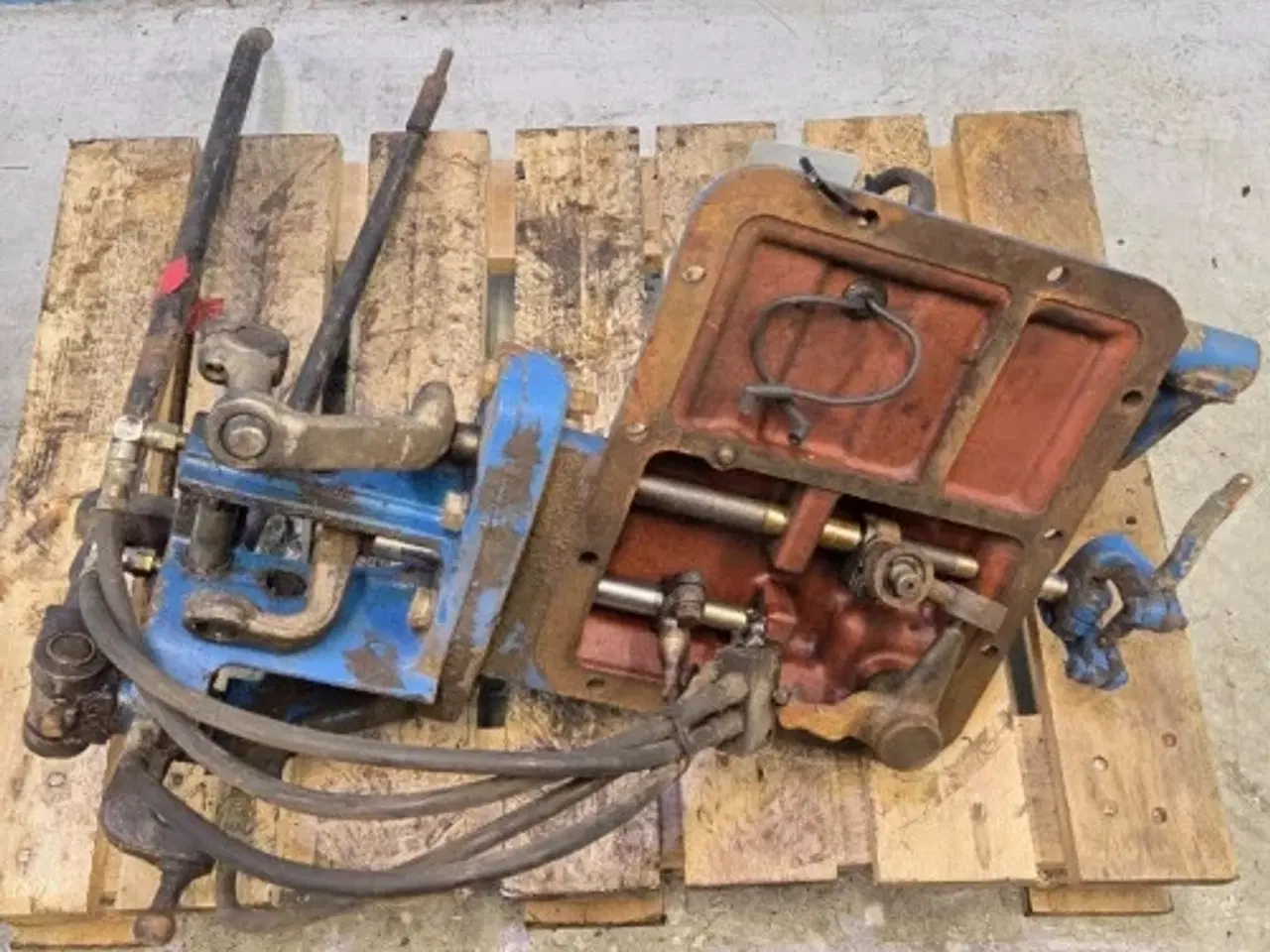 Billede 10 - Ford 8210 Dæksel E4NN7488AA