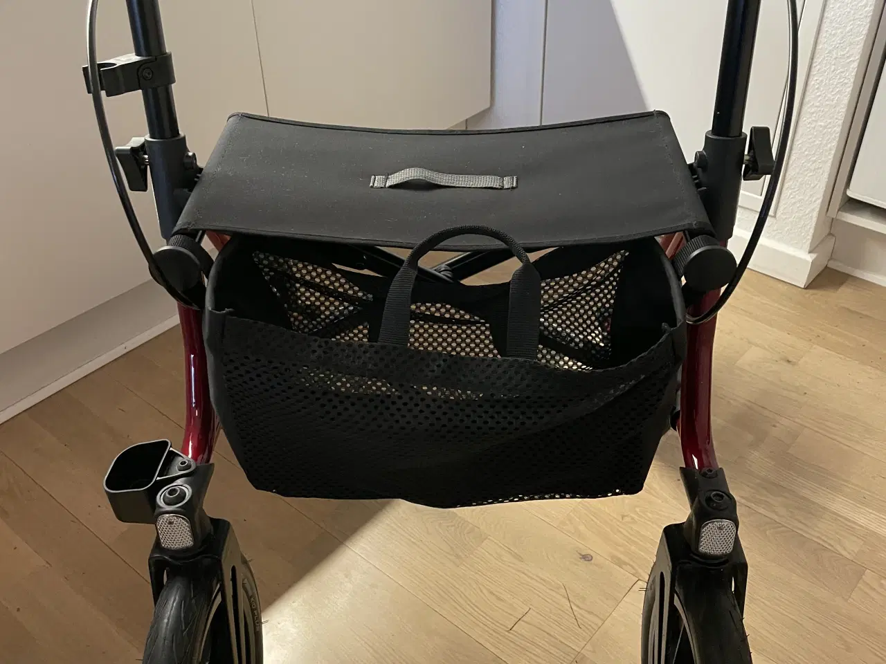 Billede 4 - Solid TAIMA rollator. Store luftfyldte hjul.