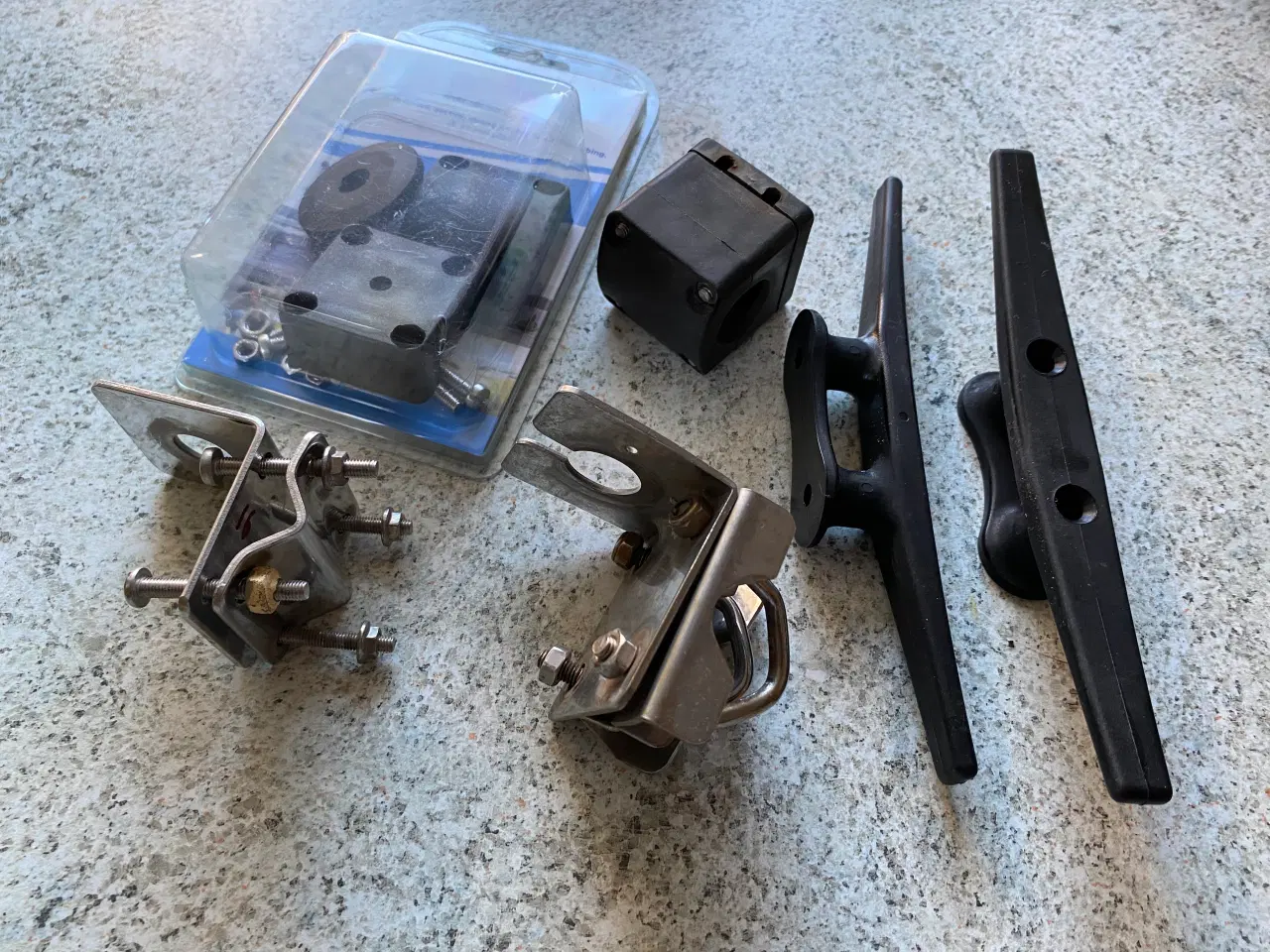 Billede 1 - Holder til antenne og fenderholder samt pullerter