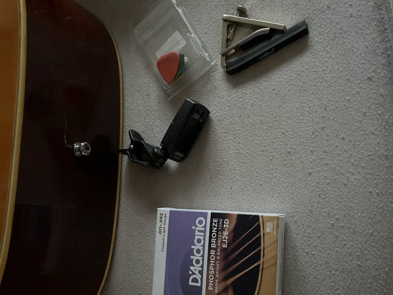 Billede 2 - Akustisk guitar med strenge og tuner og stemmedims