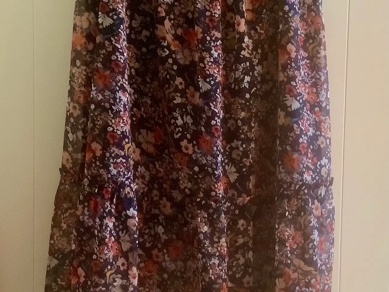 Billede 1 - Lang nederdel med blomster fra Saint Tropez.