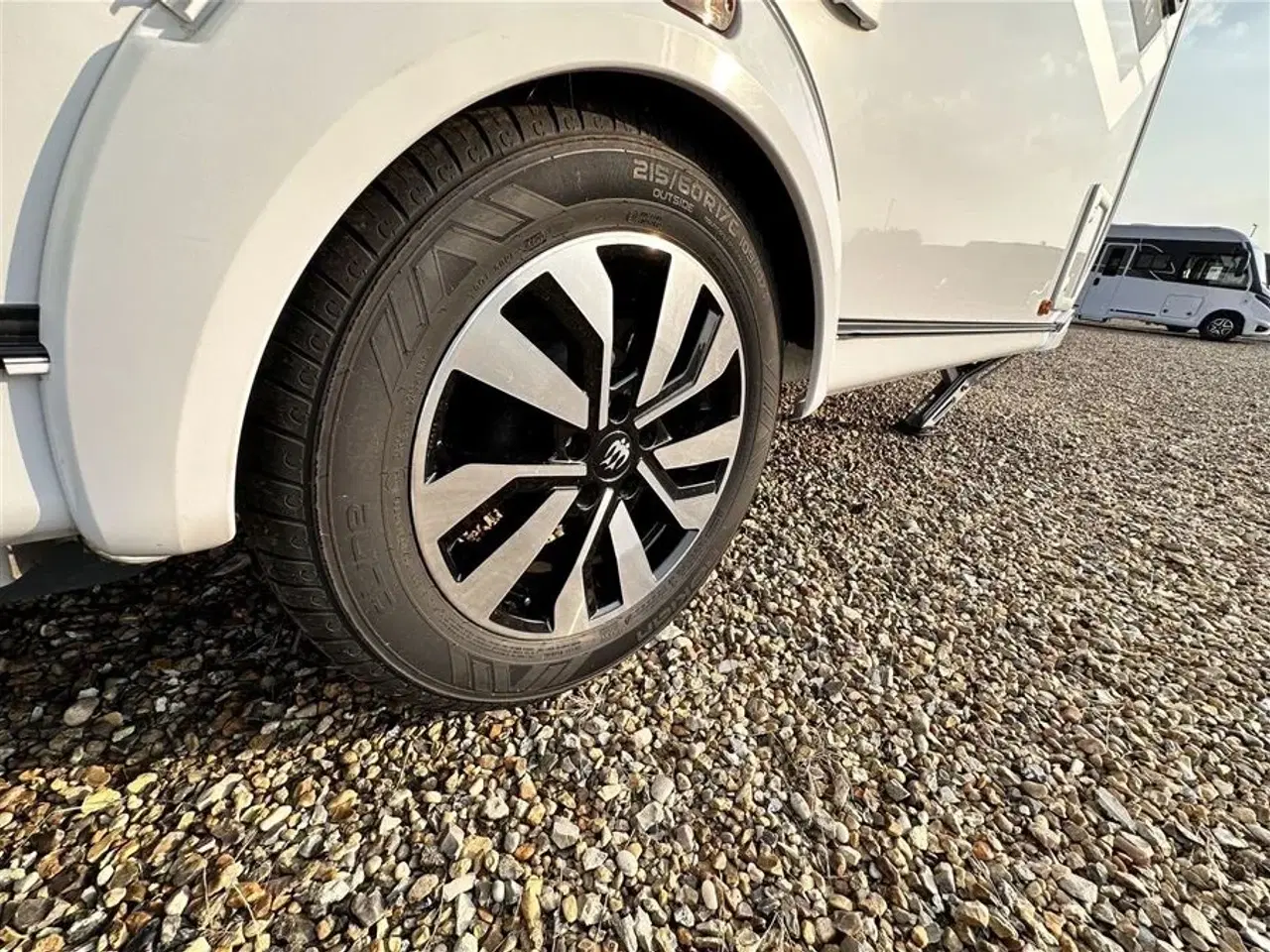 Billede 17 - 2021 - Knaus Südwind 450 FU "60 Years"   Flot campingvogn med telt og mover